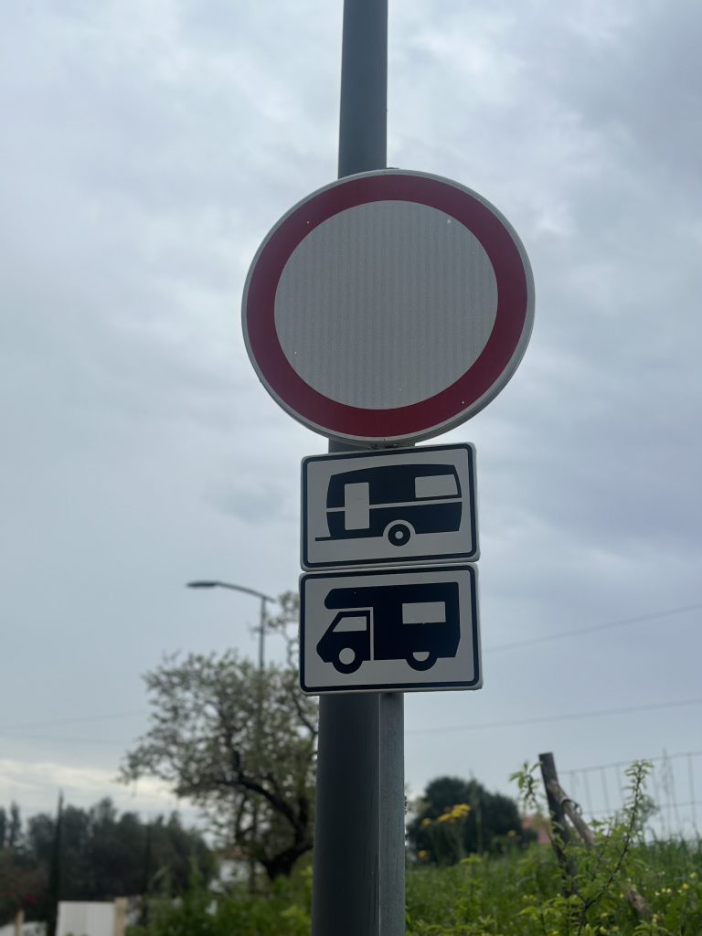 Vanlife Na dziko Portugalia Biwakowanie Kamper Znaki drogowe Zakaz